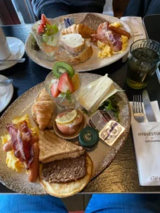 Cafe-Caramel-Slagelse-brunch-2-tallerkner